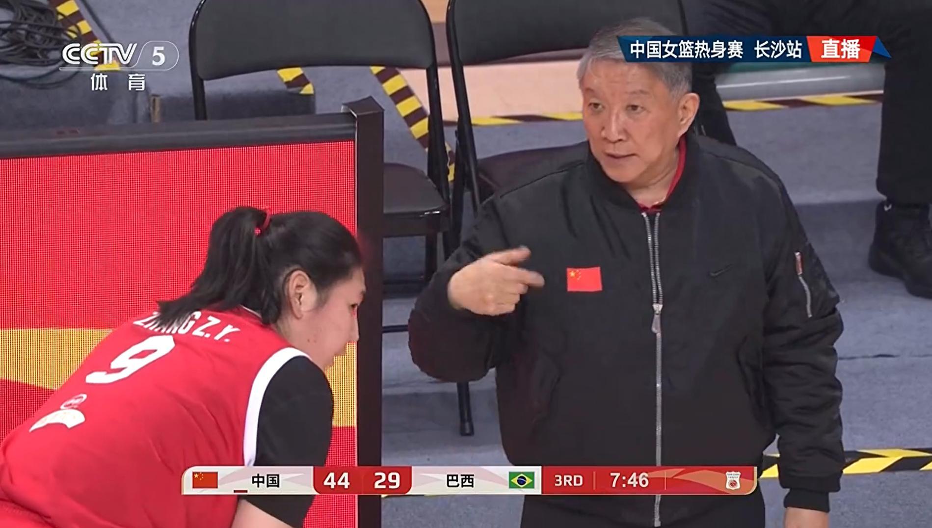 hth体育-女篮后卫线没人可用！三人7中0，险遭逆转，球迷：速召武桐桐回来